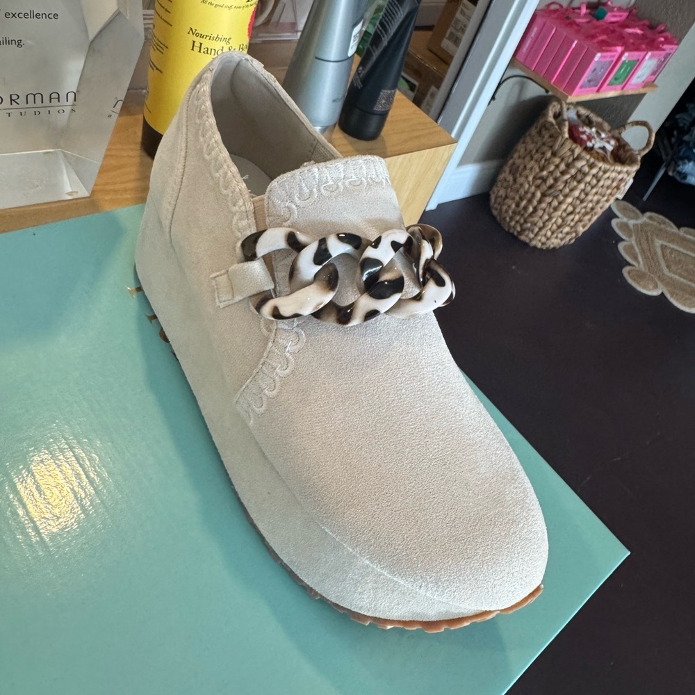 Pierre Dumas Cream Flats with Chain Accent